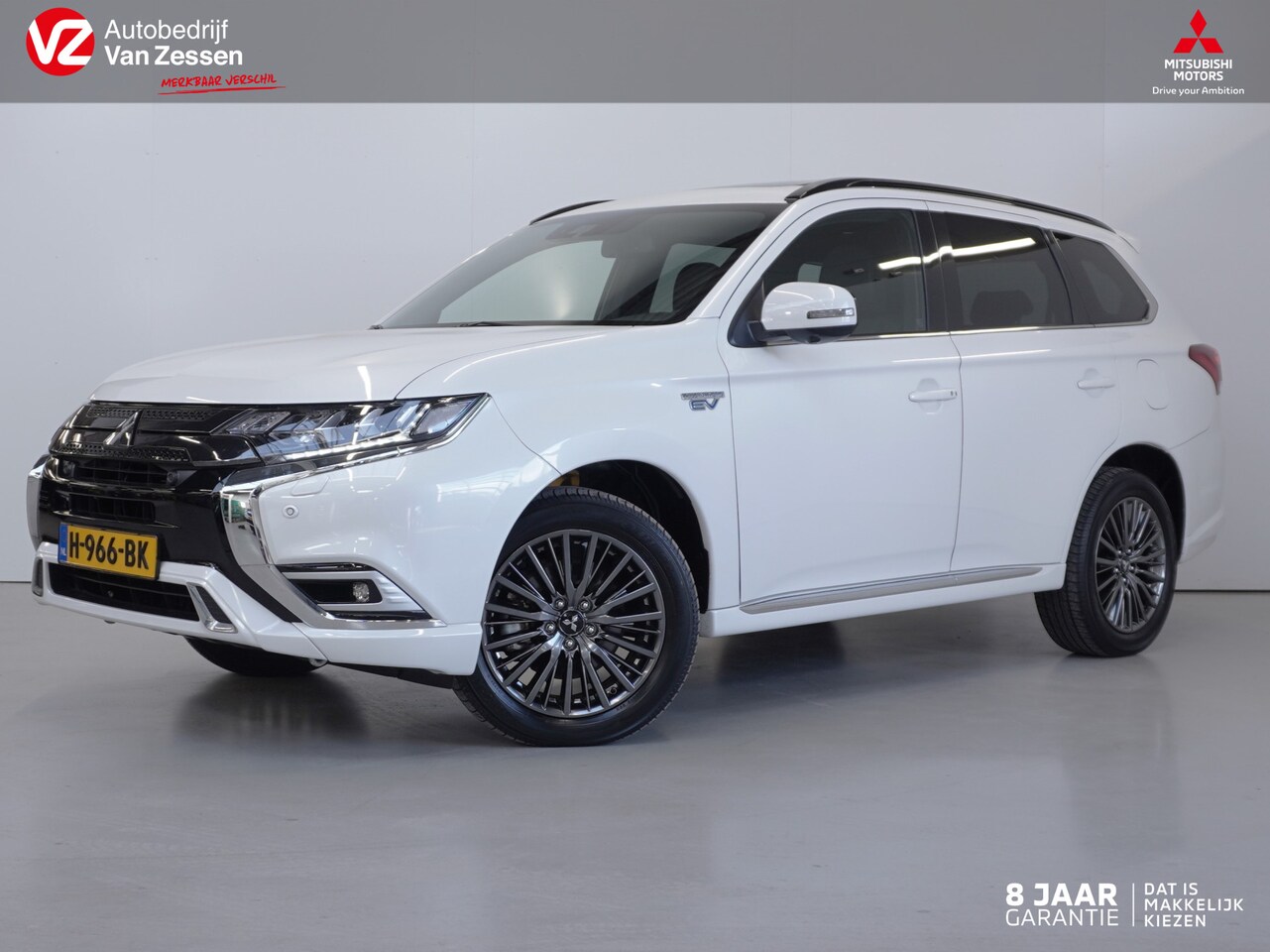 Mitsubishi Outlander - 2.4 PHEV S-Edition | Elektrisch glazen schuif-/kanteldak | Voorruit verwarming | Lederen b - AutoWereld.nl