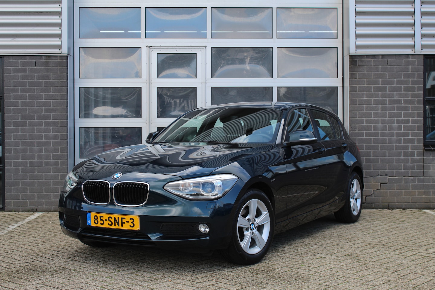 BMW 1-serie - 116i Business / Xenon / Navigatie / Trekhaak / N.A.P. - AutoWereld.nl