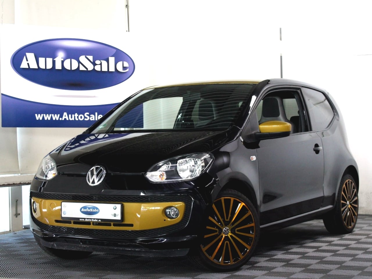 Volkswagen Up! - 1.0 BMT Special Up! NAVI BLUET STOELVW AIRCO LMV 2eEIG '16 - AutoWereld.nl