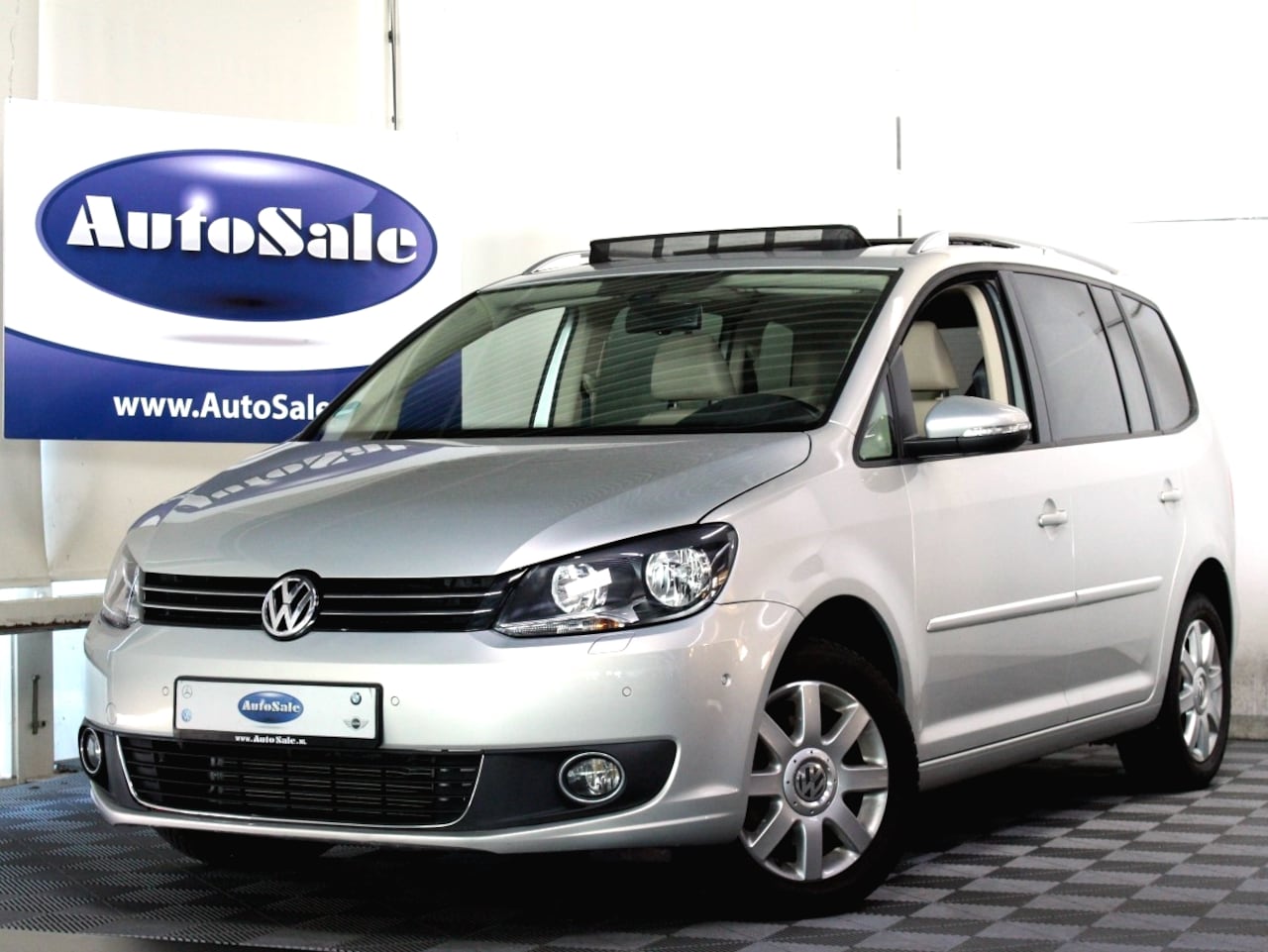 Volkswagen Touran - 1.4 TSI DSG Highline 140pk 1eEIG! PANO NAVI PDC CRUISE STOELVW '11 - AutoWereld.nl