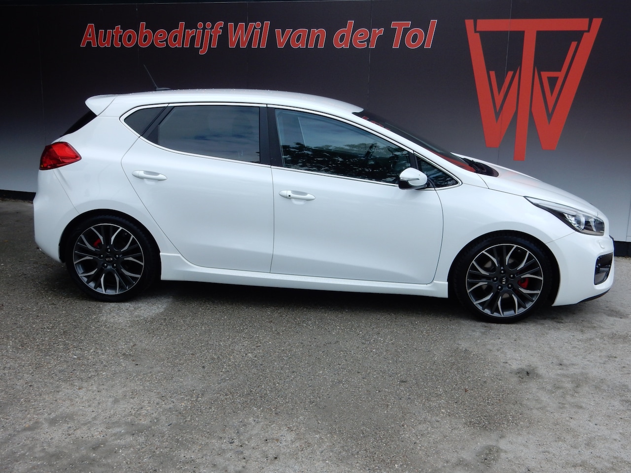 Kia Cee'd - 1.6 T-GDI GT | XENON | NAVIGATIE | CAMERA | ALCANTARA | 18" | KEYLESS | NL-AUTO!! - AutoWereld.nl