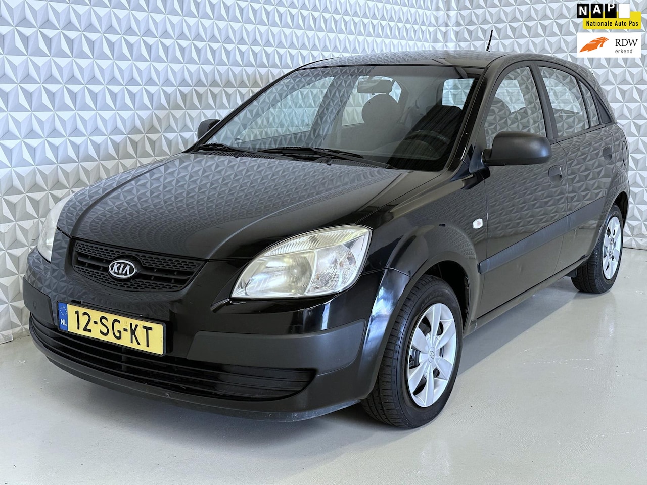 Kia Rio - 1.4 L Elektrische ramen + Radio/cd speler + Stuurbekrachtiging - AutoWereld.nl