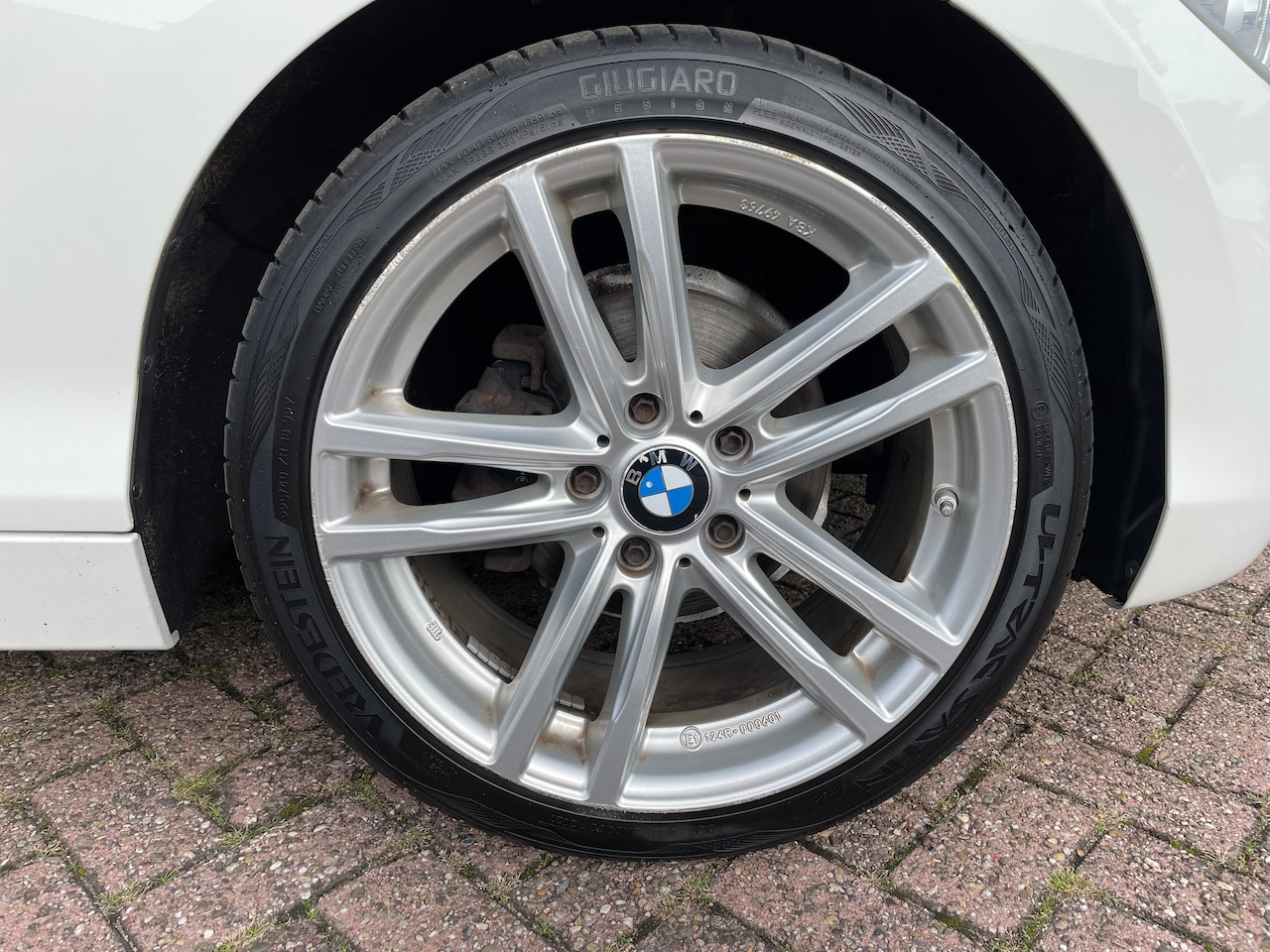 BMW 1-serie - 116i High Executive NL-AUTO, NAP, LAGE KM, XENON/LED, 18", AFN. TREKHAAK, NETTE STAAT!