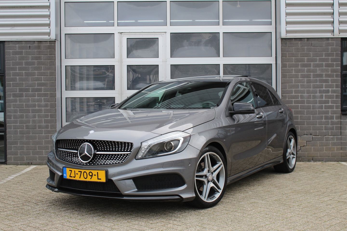 Mercedes-Benz A-klasse - 200 Prestige / AMG pakket / Panoramadak / Camera - AutoWereld.nl