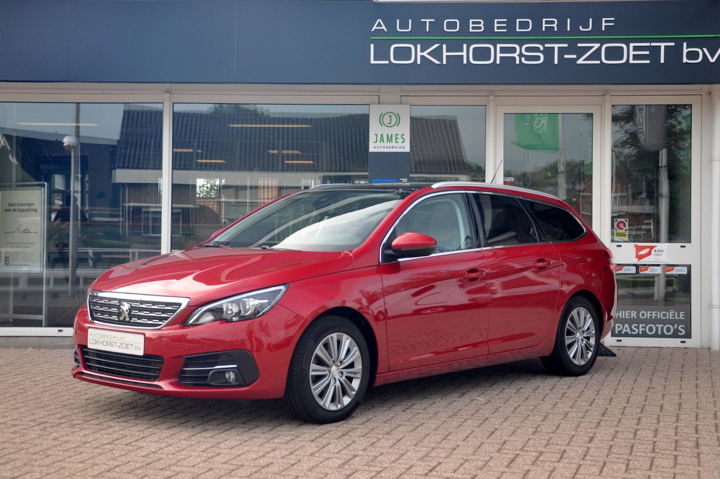 Peugeot 308 SW - 1.2 PureTech Blue Lease Premium | Leder | Panoramadak | Camera - AutoWereld.nl