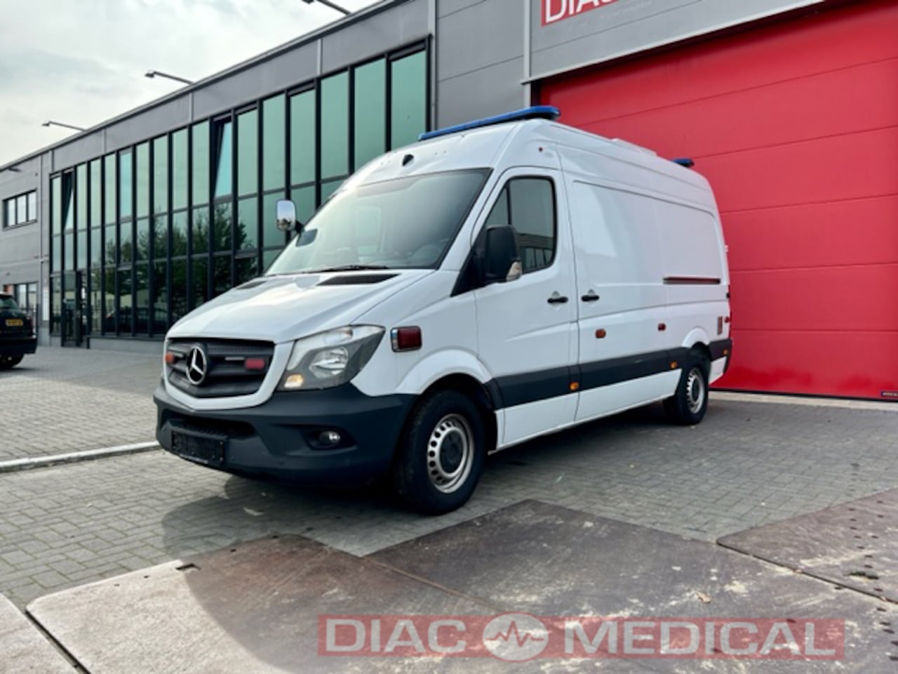 Mercedes-Benz Sprinter - 319 CDI Furgon 4x2 Ambulance L2H2 - AutoWereld.nl