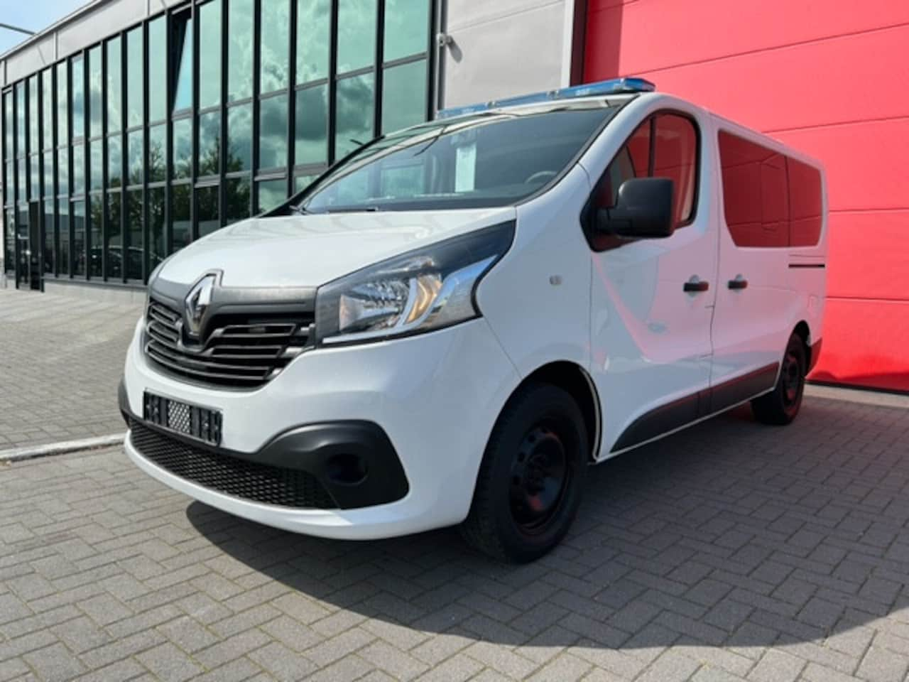 Renault Trafic - Diesel 4x2 Ambulance L1H1 - AutoWereld.nl