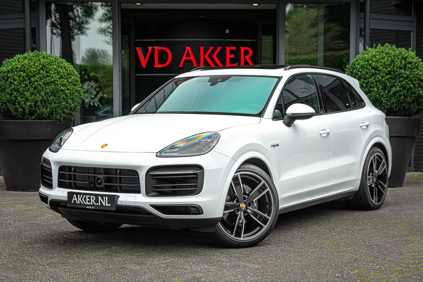 Porsche Cayenne - E-HYBRID PLATINUM EDITION+SPORTDESIGN+LUCHTVERING+ACC - AutoWereld.nl