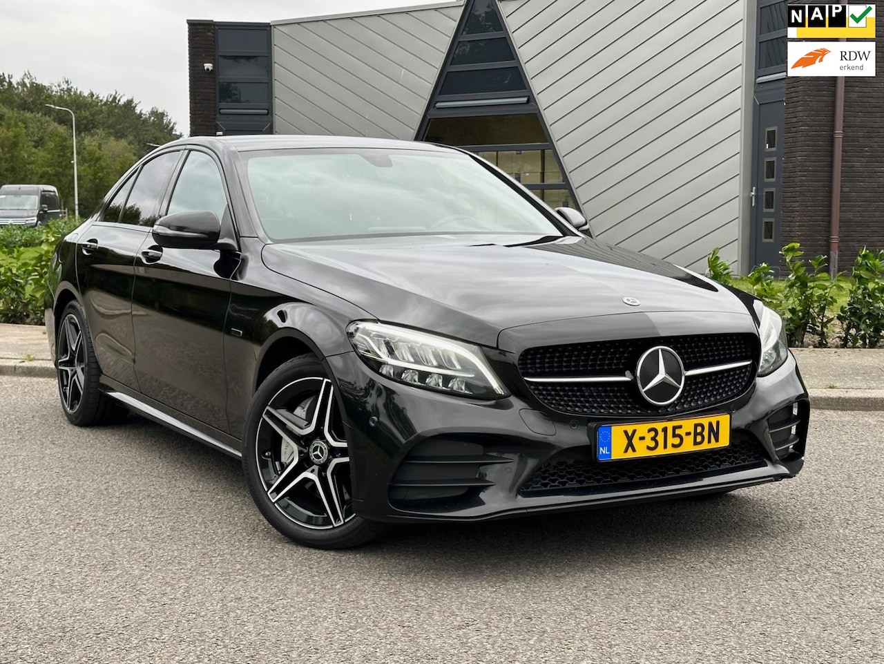 Mercedes-Benz C-klasse - 300e AMG Black Edition | Sfeerverlichting | Clima | 18 Inch | LED | Digitale cockpit | - AutoWereld.nl