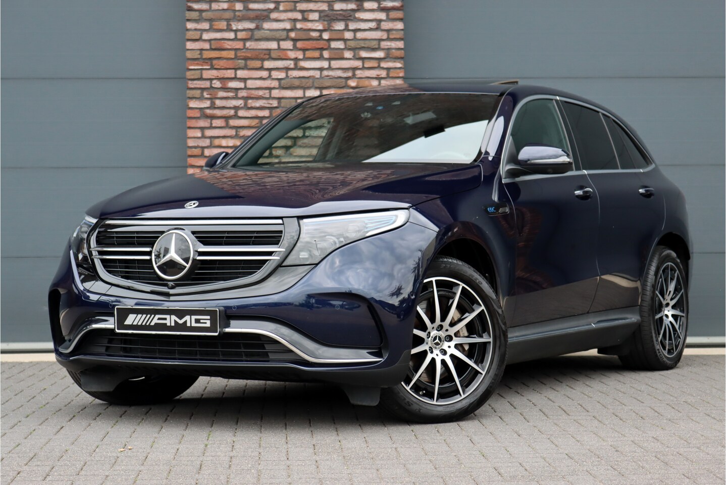 Mercedes-Benz EQC - 400 4-MATIC AMG Line 80 kWh, Schuif-/Kanteldak, Surround Camera, Memory, Leder, Keyless Go - AutoWereld.nl