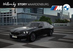 BMW 5-serie - 520i M Sport Automaat / Panoramadak / Parking Assistant Plus / Adaptieve LED / M Sportonde