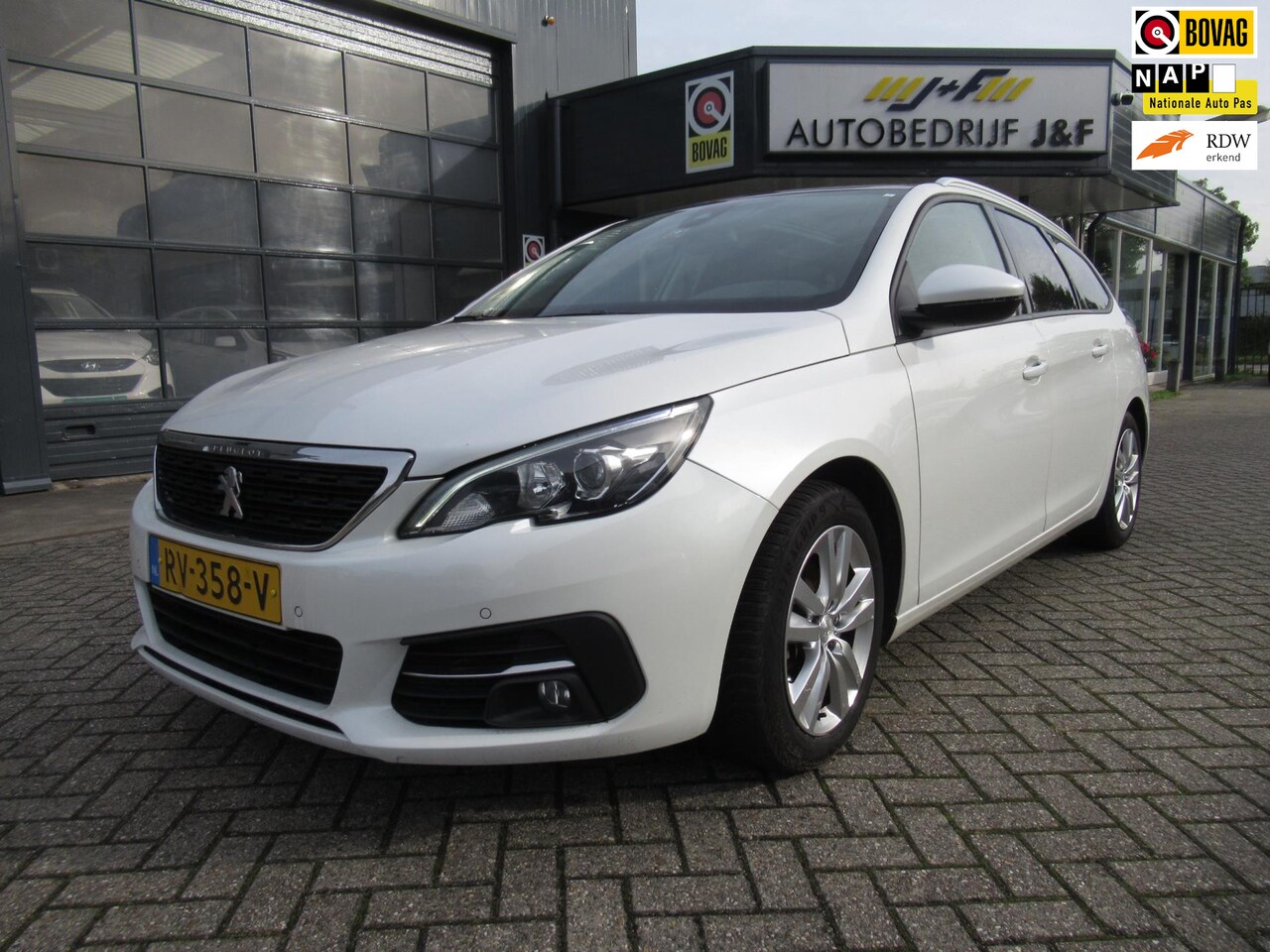 Peugeot 308 SW - 1.2 PureTech Blue Lease Executive / 1ste EIGENAAR / PANORAMADAK / NAV / LMV / CLIMA - AutoWereld.nl