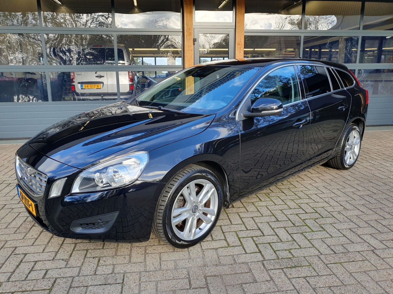 Volvo V60 - 1.6 T3 Momentum ORG 99.537 KM * ORG NED * NAP * NAVI * CLIMA * CRUISE - AutoWereld.nl