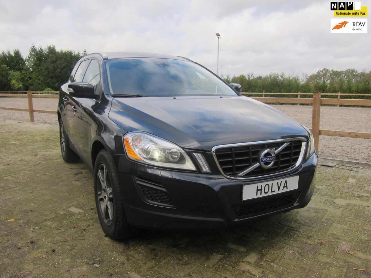 Volvo XC60 - 2.0 D3 Summum GRIJS KENTEKEN 5 CILINDER LEDER TREKHAAK XENON!!! - AutoWereld.nl