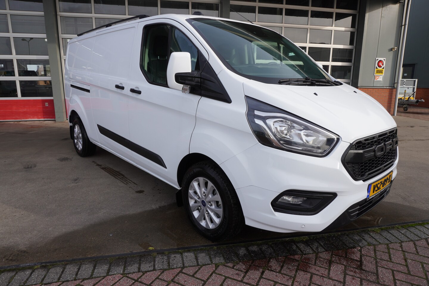 Ford Transit Custom - 300L 2.0 TDCI 130PK L2H1 Trend Raptor uitvoering Airco/Cruise/Camera/Trekhaak /Betimmering - AutoWereld.nl