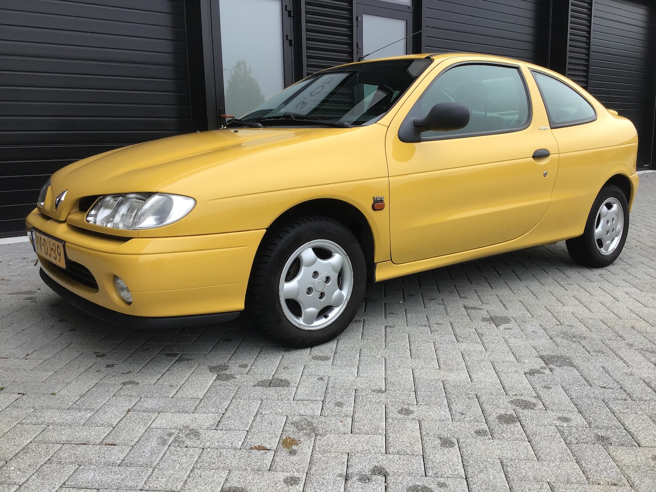 renault-megane-coupe-1-6e-renault-megane-coupe-1-6e-fase-1-geel-automaat-uniek.jpg