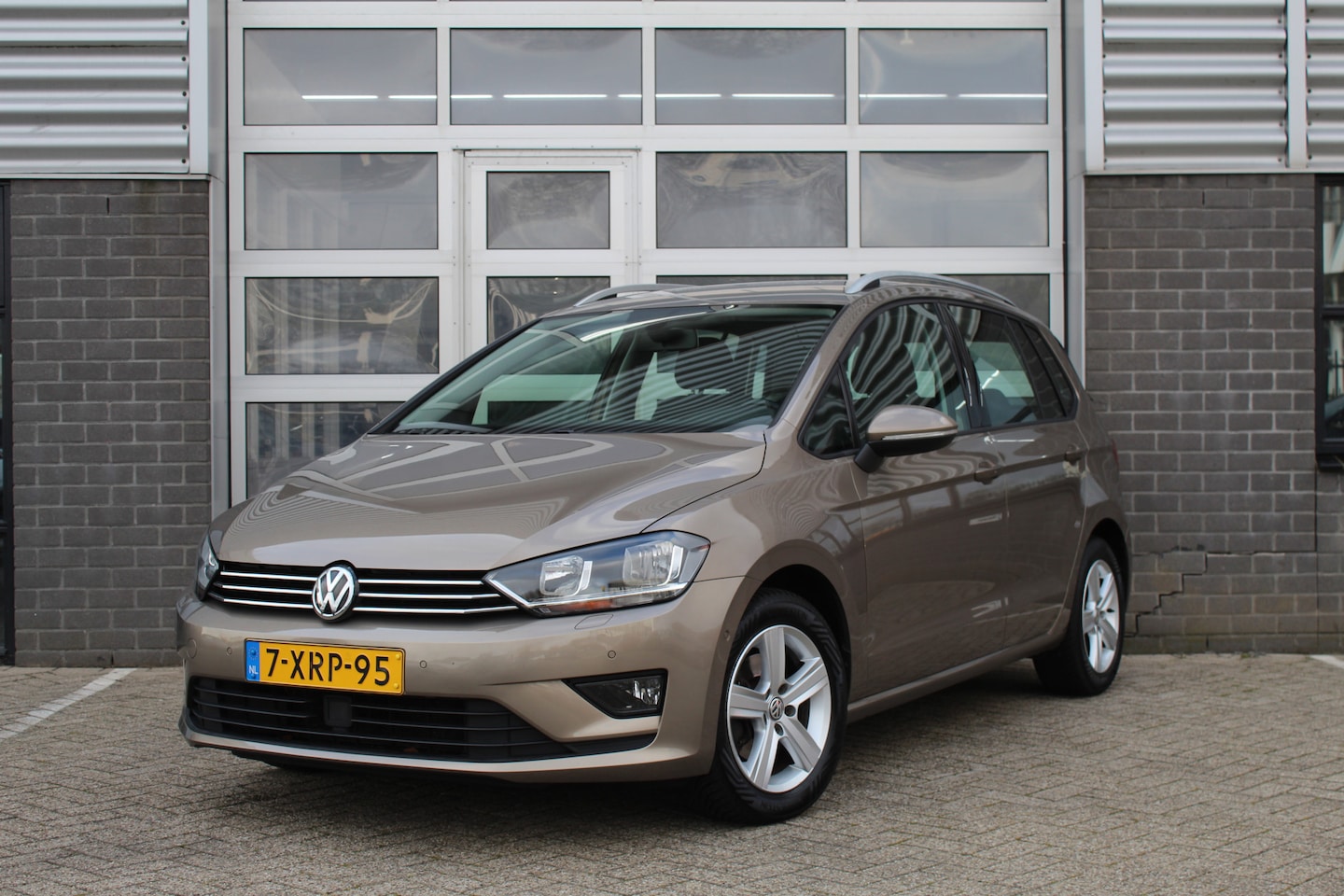 Volkswagen Golf Sportsvan - 1.2 TSI Highline / Automaat / Stoelverwarming / N.A.P. - AutoWereld.nl