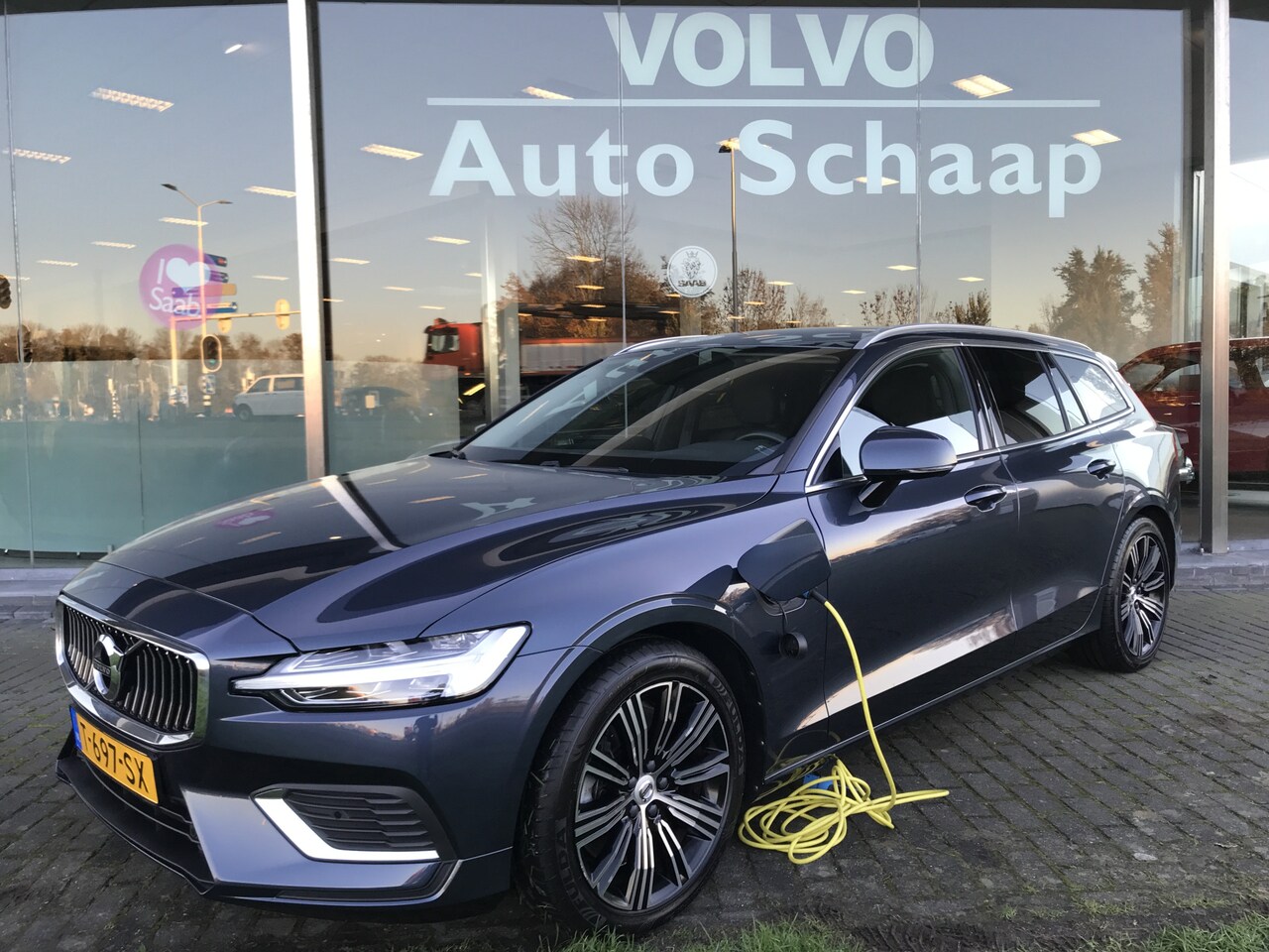 Volvo V60 - 2.0 T8 Twin Engine AWD Inscription Automaat | Rijklaar incl 12 mnd Bovag | 1/2 tarief Stan - AutoWereld.nl