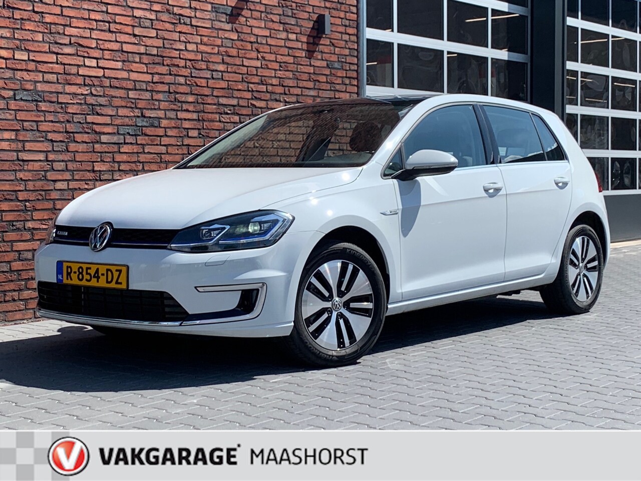 Volkswagen e-Golf - BTW-Auto/LED/PDC/Navigatie/Clima/Airco/PanoramaDak/AppleCarplay-AndroidAuto - AutoWereld.nl