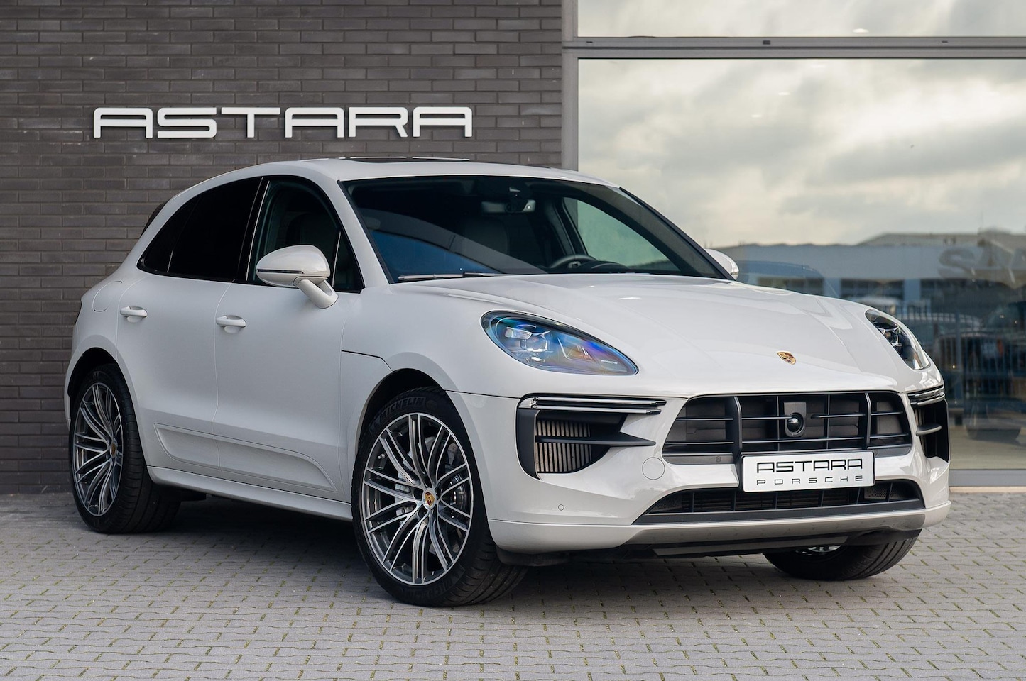 Porsche Macan - Turbo | SportDesign | luchtvering - AutoWereld.nl