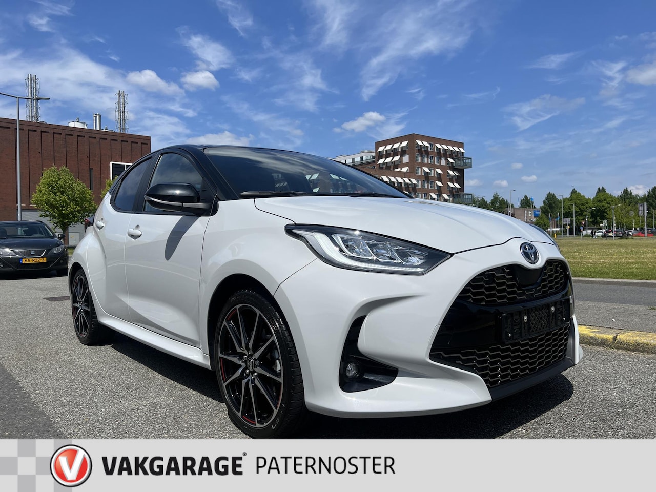 Toyota Yaris - 1.5 GR uitvoering Navi / Head-up / 18 inch / Full Options! - AutoWereld.nl