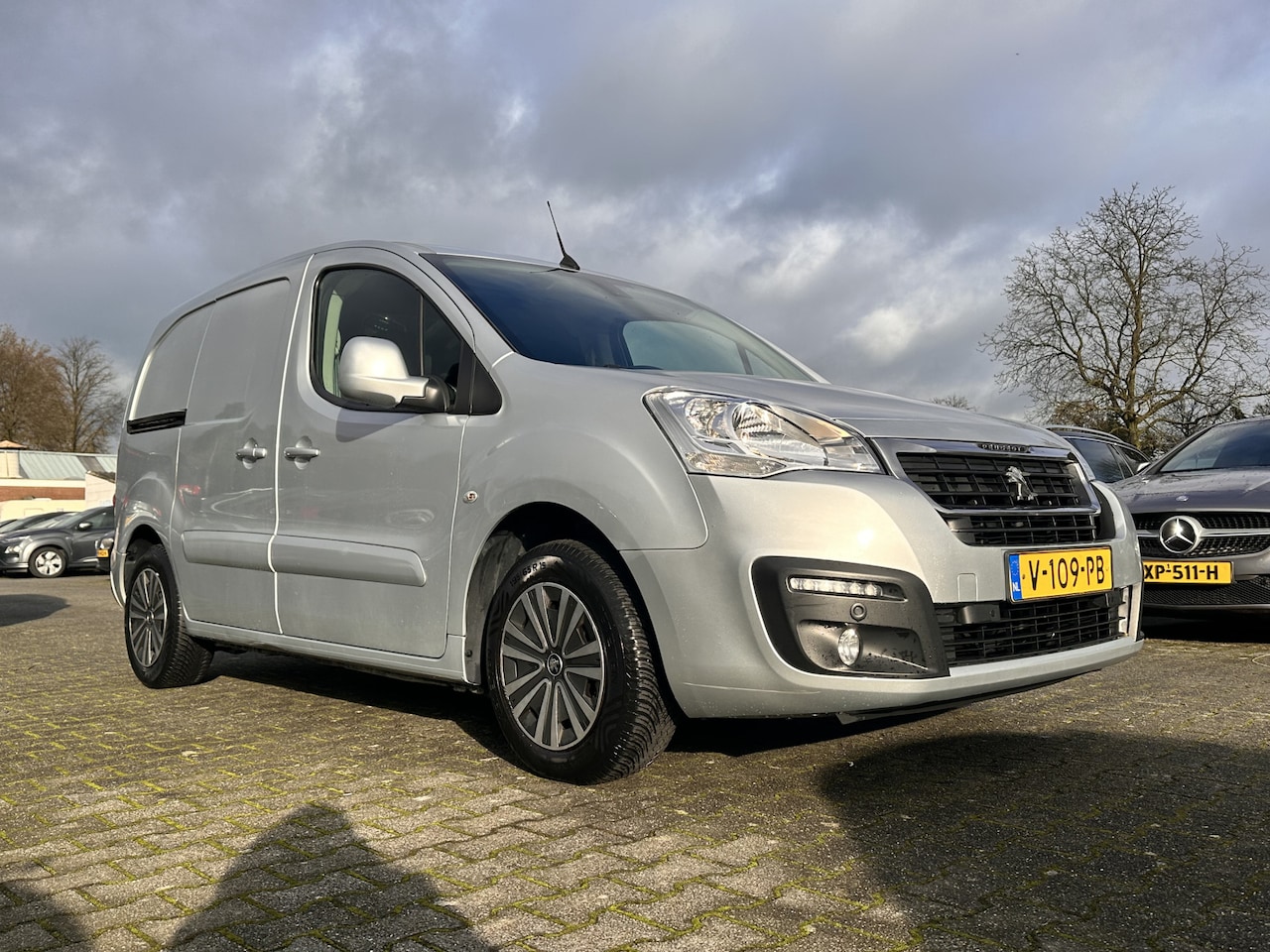 Peugeot Partner - 120 1.6 BlueHDi 100 L1 Premium Pack S&S *NAVI-PROF | ECC | PDC | CRUISE* - AutoWereld.nl