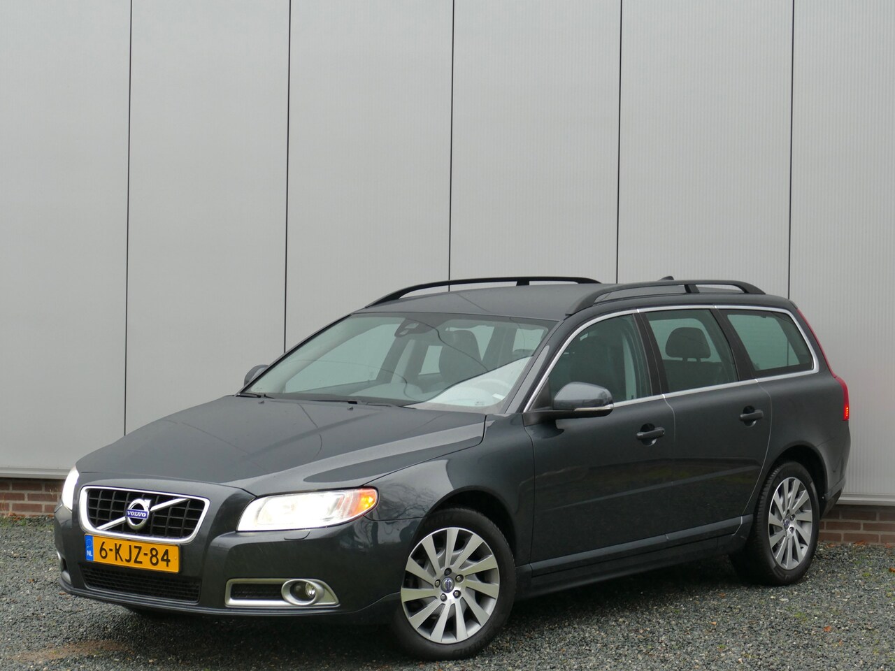 Volvo V70 - 1.6 T4 AUT Nordic Xenon / Navigatie / Trekhaak / Lederen bekleding - AutoWereld.nl