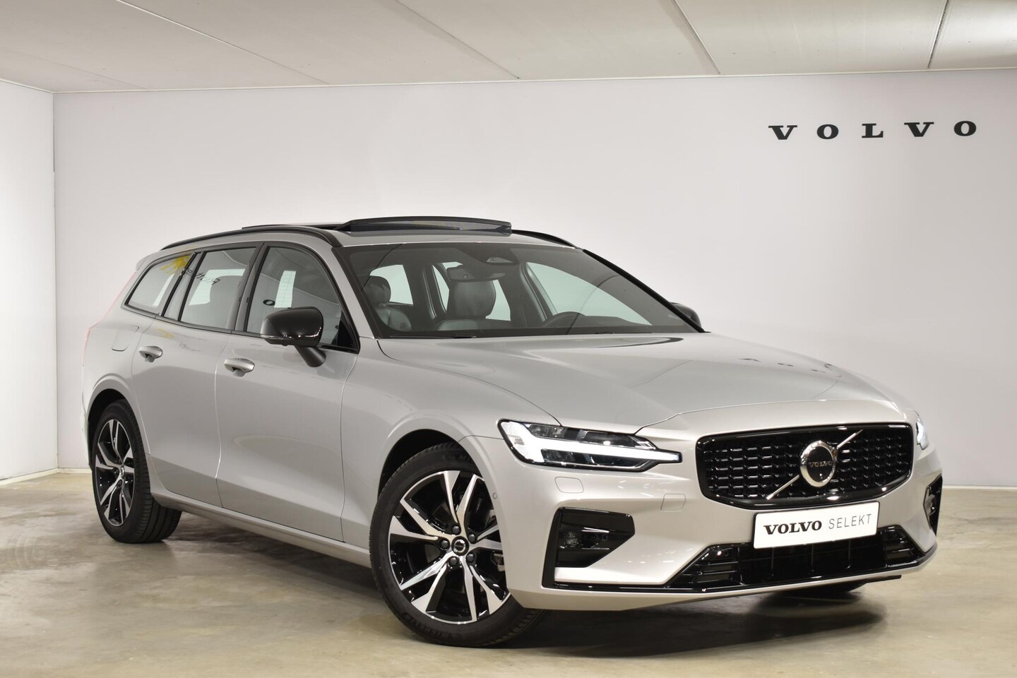 Volvo V60 B4 211PK Automaat Plus Dark / Panoramadak / Harman Kardon
