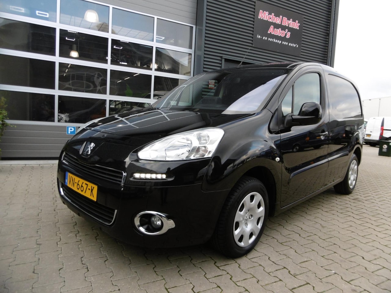 Peugeot Partner - 120 1.6 e-HDI L1 Navigatie Airco Zwart - AutoWereld.nl