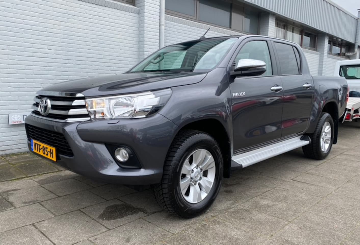 Toyota HiLux - 2.4 D-4D Double Cab Professional | Navigatie | Achteruitrijcamera | Stoel-verwarming | 2 p - AutoWereld.nl