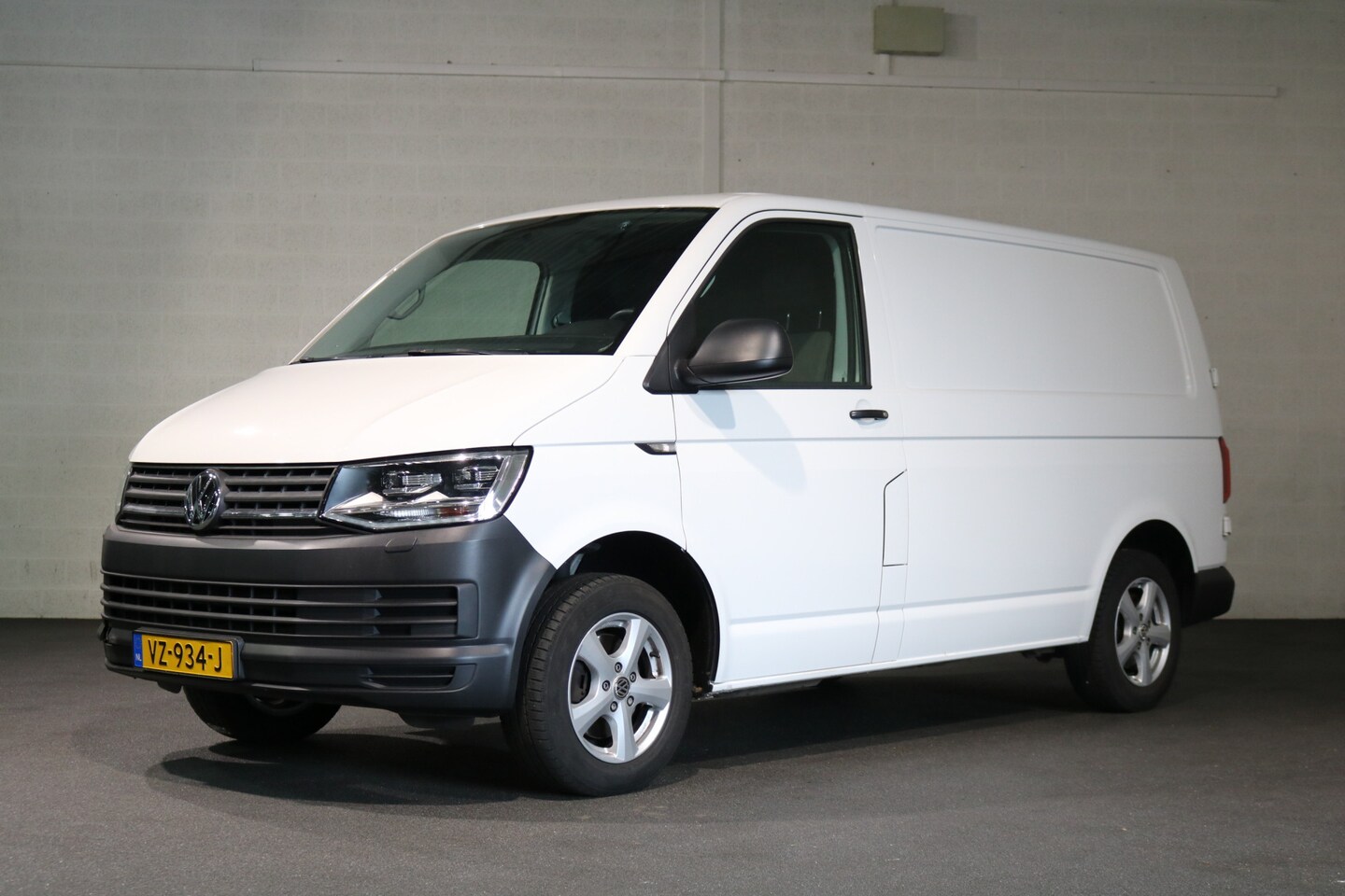 Volkswagen Transporter - 2.0 TDI 150pk L1 H1 Automaat Airco Navigatie Trekhaak Led Koplampen (rijdt tijdelijk bij D - AutoWereld.nl