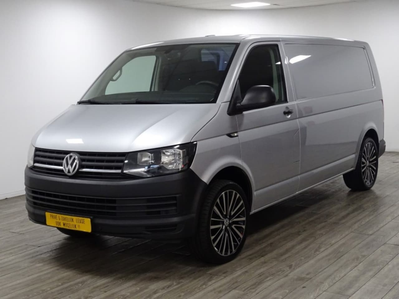 Volkswagen Transporter - 2.0 TDI L2H1 3 PERS/ AIRCO - AutoWereld.nl