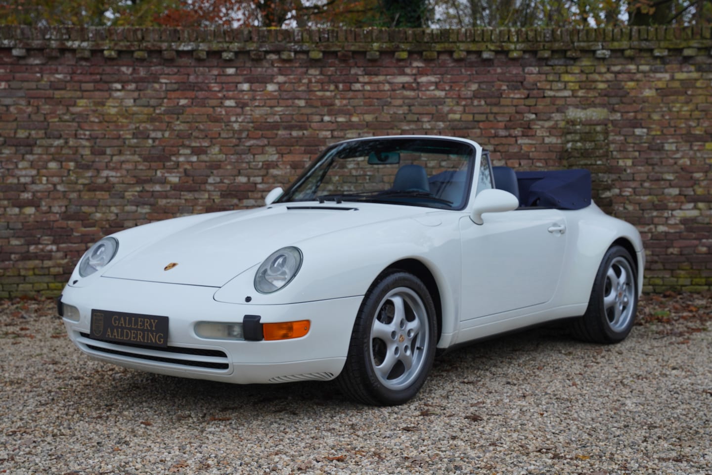 Porsche 911 - 993 Carrera 2 Convertible ONLY 23000 MILES! Grand Prix Weiss/ Midnight-blue leather, manua - AutoWereld.nl