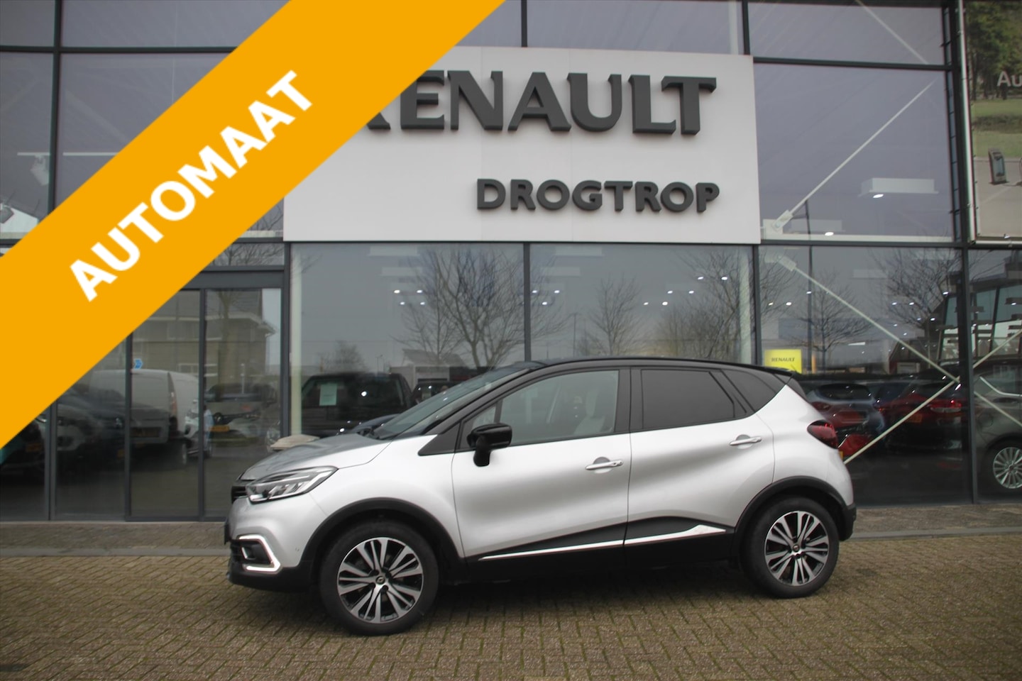 Renault Captur - 120PK-INITIALE PARIS AUTOM-66DKM-LEDER-CAMERA- - AutoWereld.nl