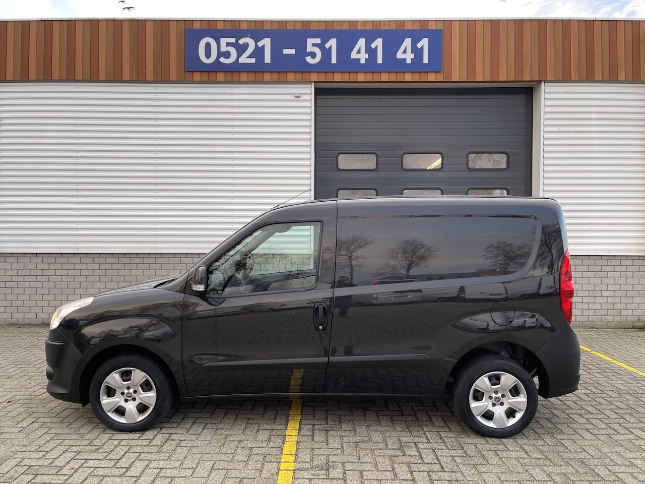 Fiat Doblò Cargo - 1.3 MultiJet 90pk SX L1H1 / rijklaar € 6950 ex btw / airco / zwart metallic / trekhaak / p - AutoWereld.nl