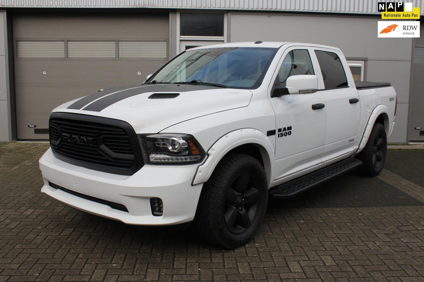 Dodge Ram 1500 - Sport 5.7 V8 4x4 Crew Cab LPG 6 persoons Jagermeister - AutoWereld.nl