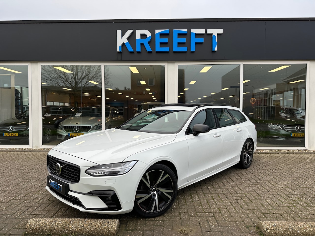 Volvo V90 - 2.0 B4 R-Design HUD | Panorama Schuifdak - AutoWereld.nl