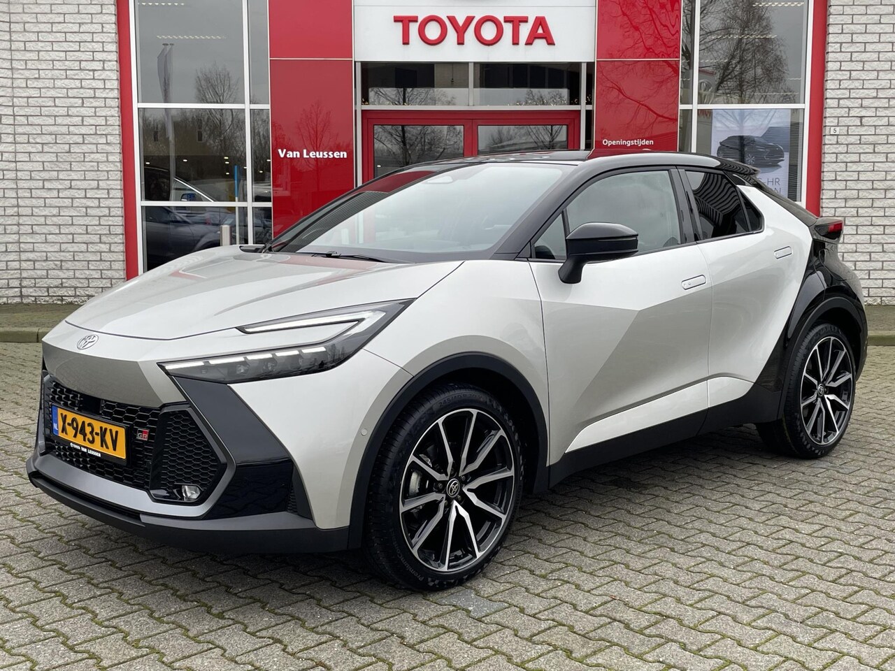 Toyota C-HR - 2.0 HIGH POWER HYBRID GR SPORT PREMIERE EDITION MODEL 2024 NIEUW & DIRECT LEVERBAAR!!! PAN - AutoWereld.nl