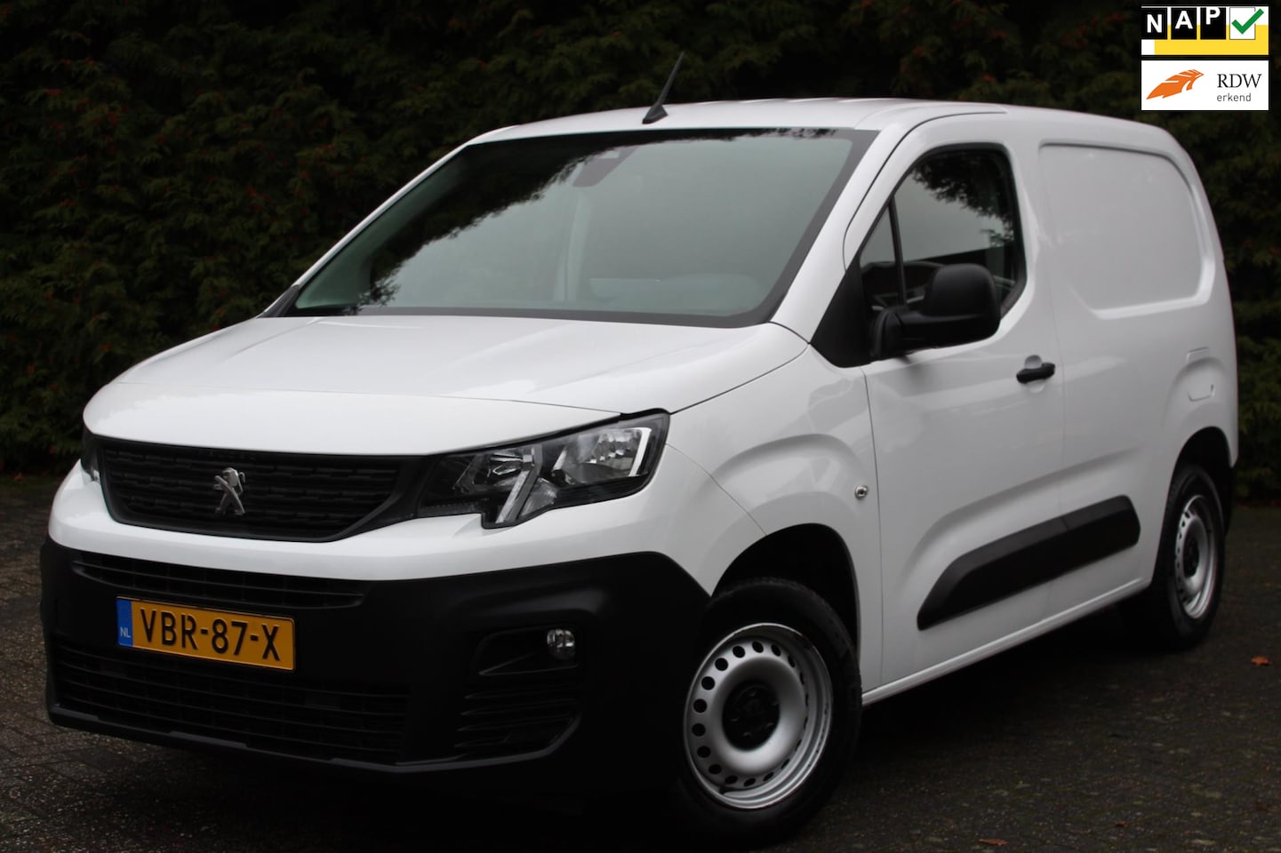 Peugeot Partner - 1.6 BlueHDI Premium 75PK | Airco | Achterklep | Cruise Control | Elektrische Ramen - AutoWereld.nl