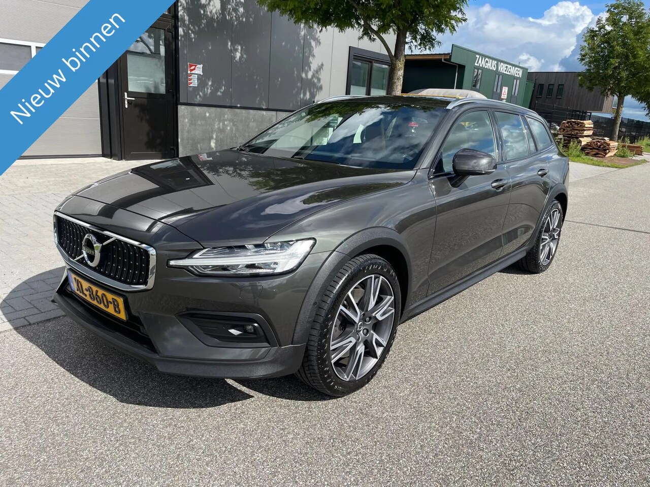 Volvo V60 Cross Country - 2.0 D4 AWD Intro Edition/pano/leer/led/voll voll - AutoWereld.nl