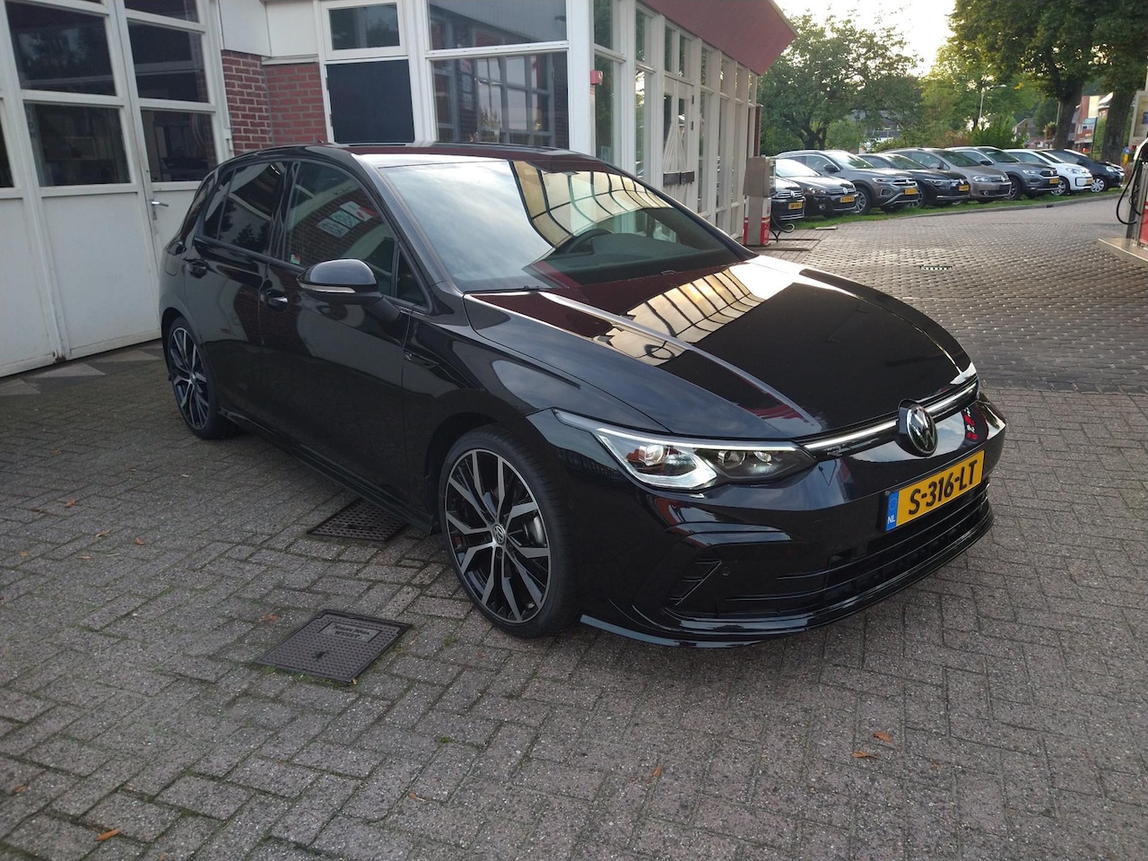 Volkswagen Golf - 1.5 eTSI R-Line Business AUTOM.+ NAVI + 19-inch VELGEN - AutoWereld.nl