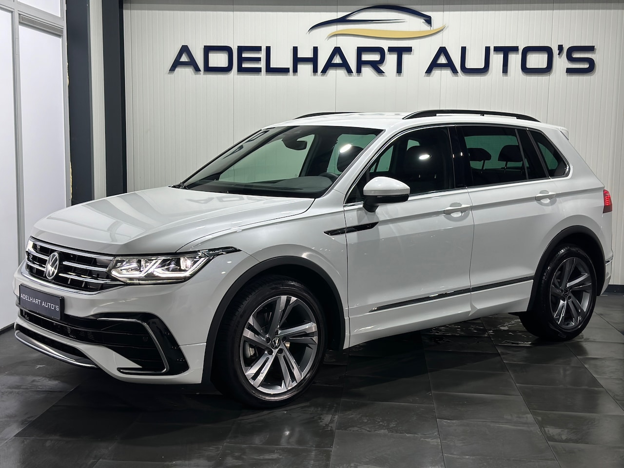 Volkswagen Tiguan - 1.5 TSI R-Line Automaat DSG 150 PK / Matrix / Navigatie full map / Apple CarPlay / Cruise - AutoWereld.nl