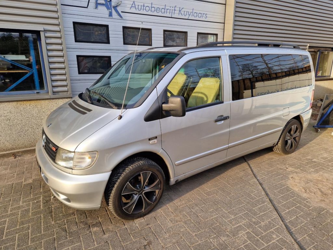 Mercedes-Benz Vito - Aangepast voor zelfstandig rijden invaliden met rolstoel / dwarslaesie - AutoWereld.nl