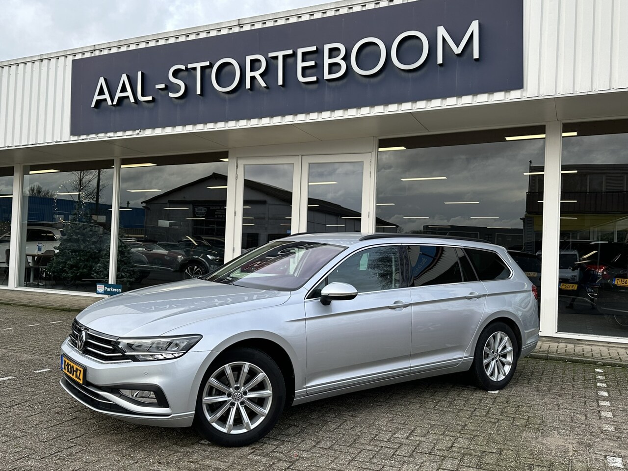 Volkswagen Passat Variant - 2.0 TSI 190pk Comfortline | LED | Virtual Cockpit | Adapt Cruise | Apple Carplay | Massage - AutoWereld.nl