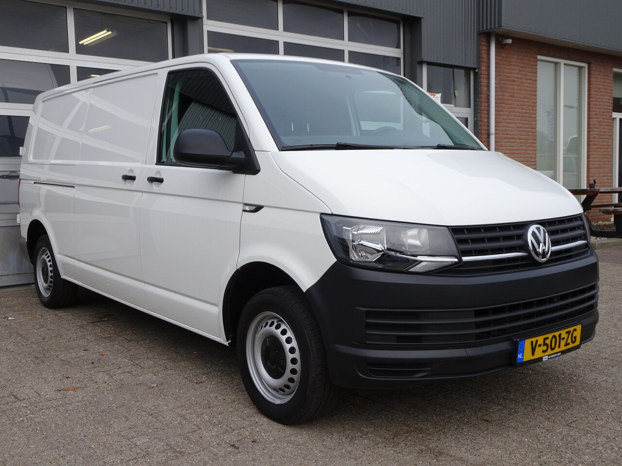 Volkswagen Transporter - 2.0 TDI L2H1 Airco Cruise control Telefoonvoorbereiding Usb aansluiting Parkeerhulp achter - AutoWereld.nl