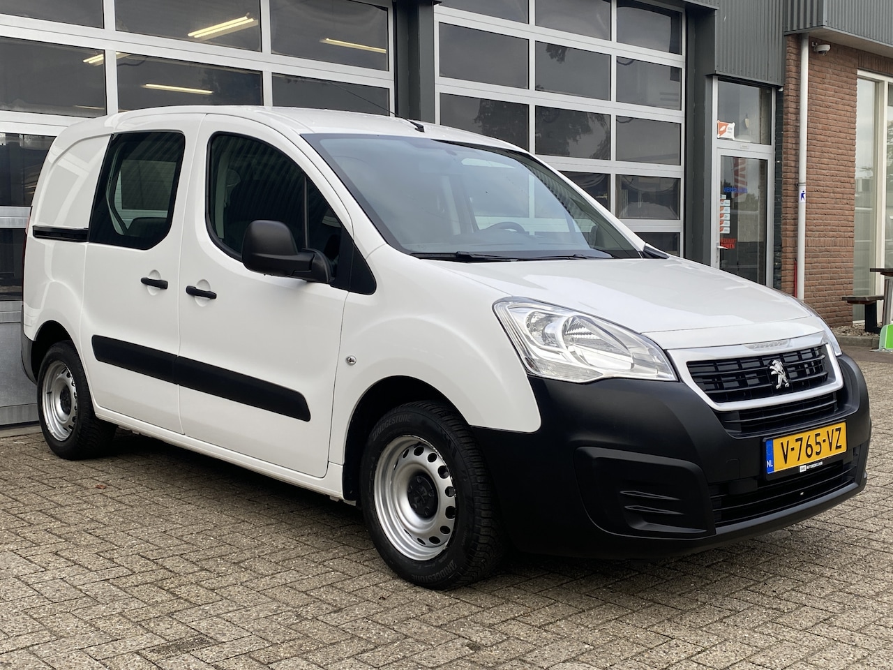 Peugeot Partner - 120 1.6 BlueHDi 100pk Automaat Airco Cruise Trekhaak Kastinrichting Parkeerhulp Schuifdeur - AutoWereld.nl