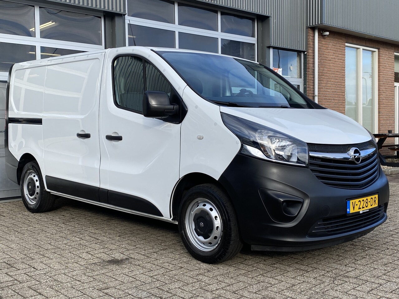 Opel Vivaro - 1.6 CDTI L1H1 126pk Airco Kastinrichting Cruise Trekhaak 2000kg Achteruitrij camera Ladeka - AutoWereld.nl