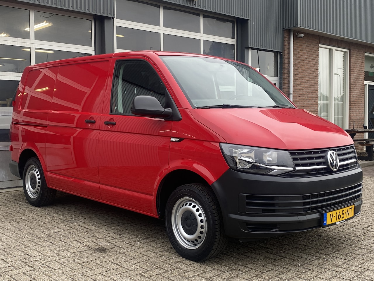 Volkswagen Transporter - 2.0 TDI L1H1 150pk Airco Cruise controle Trekhaak 2500kg Euro 6 Dealer onderhouden 1e Eige - AutoWereld.nl