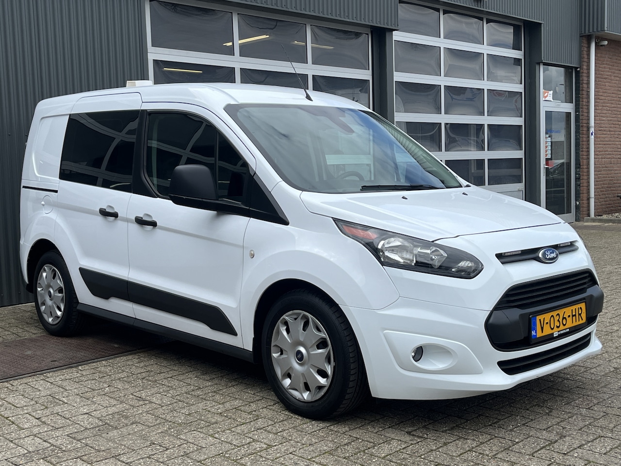 Ford Transit Connect - 1.0 Ecoboost L1 Trend Airco 3-Persoons Kastinrichting Trekhaak 1200kg Parkeersensoren acht - AutoWereld.nl