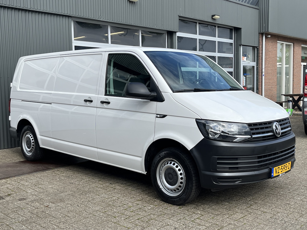 Volkswagen Transporter - 2.0 TDI L2H1 Airco Euro 6 Trekhaak 2200kg trekgewicht Kastinrichting Bestel Stuurwielbedie - AutoWereld.nl